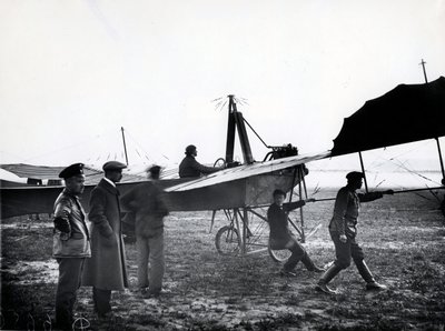 Een vliegtuig dat opstijgt of landt op een vliegveld nabij Sint-Petersburg, 1911 door Karl Karlovich Bulla